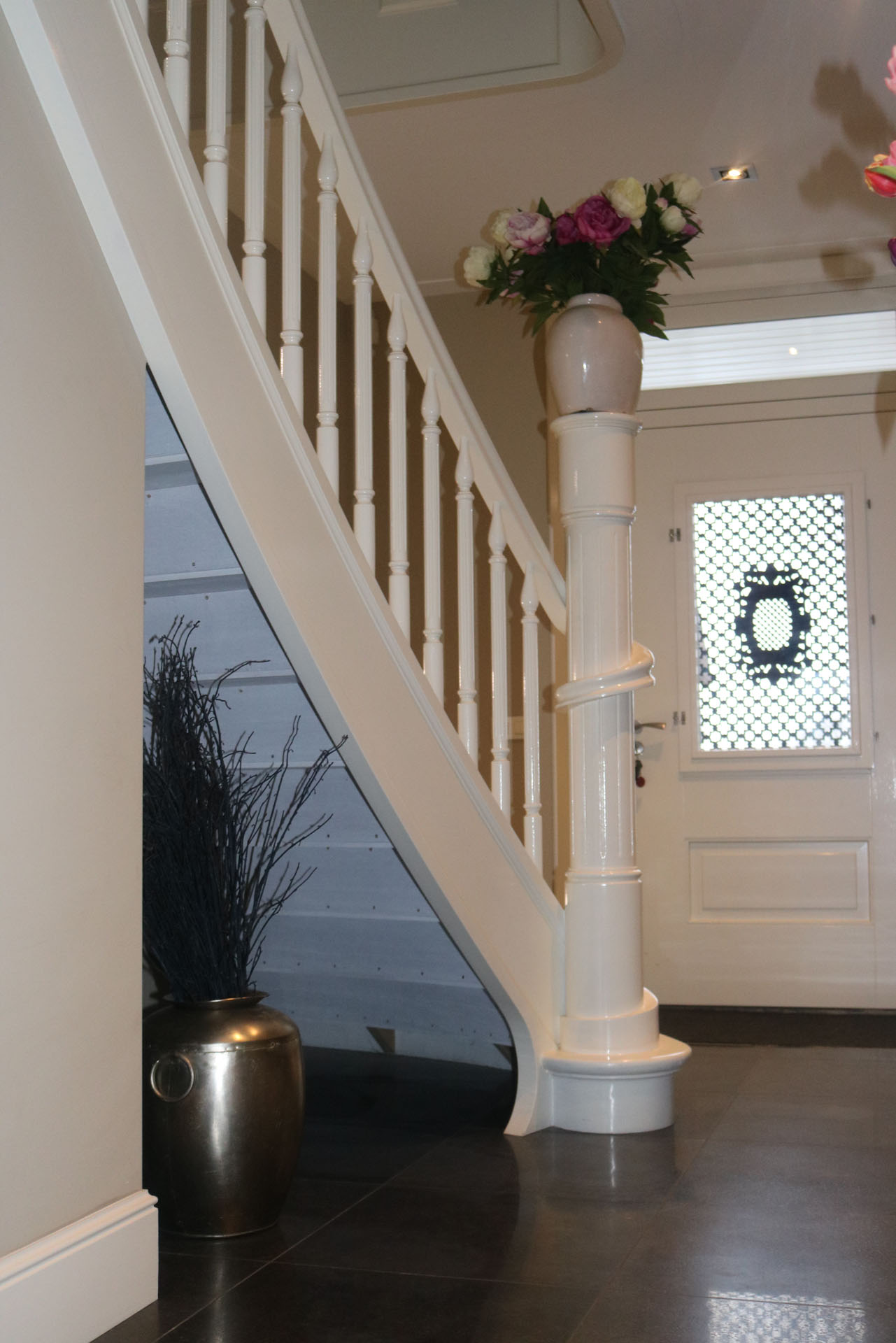 witte trap met houten treden